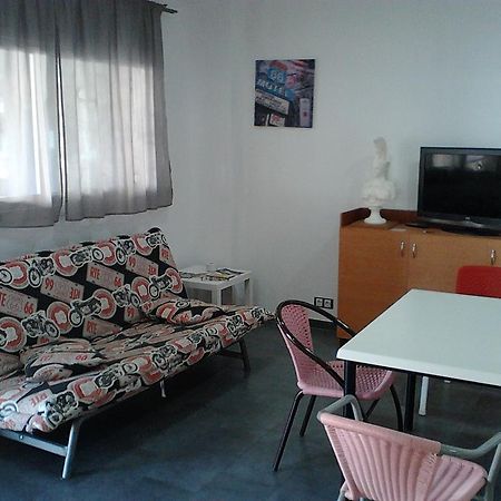Livingirona Apartments ภายนอก รูปภาพ